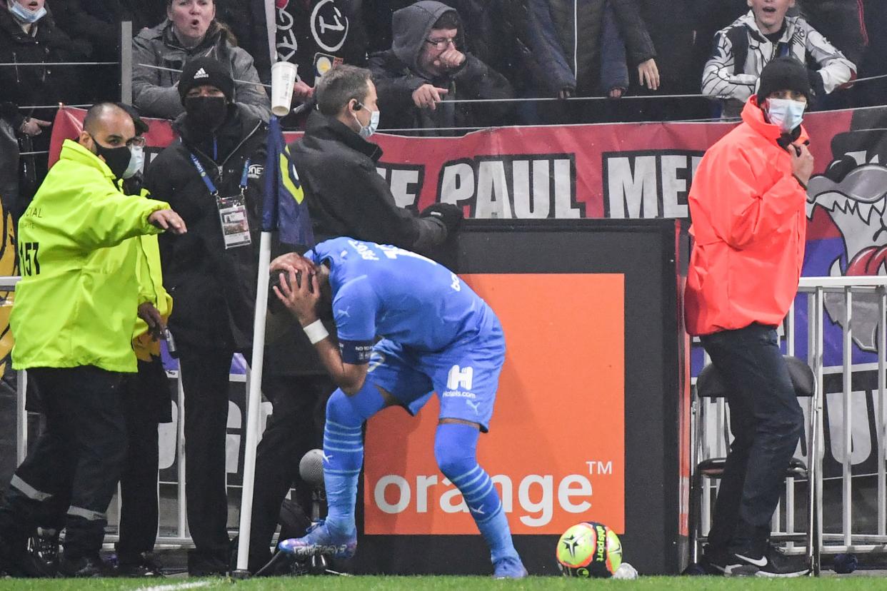 El mediocampista del Marsella Dimitri Payet es golpeado en la mejilla con una botella de agua lanzada desde la tribuna. (Foto: Getty Images)