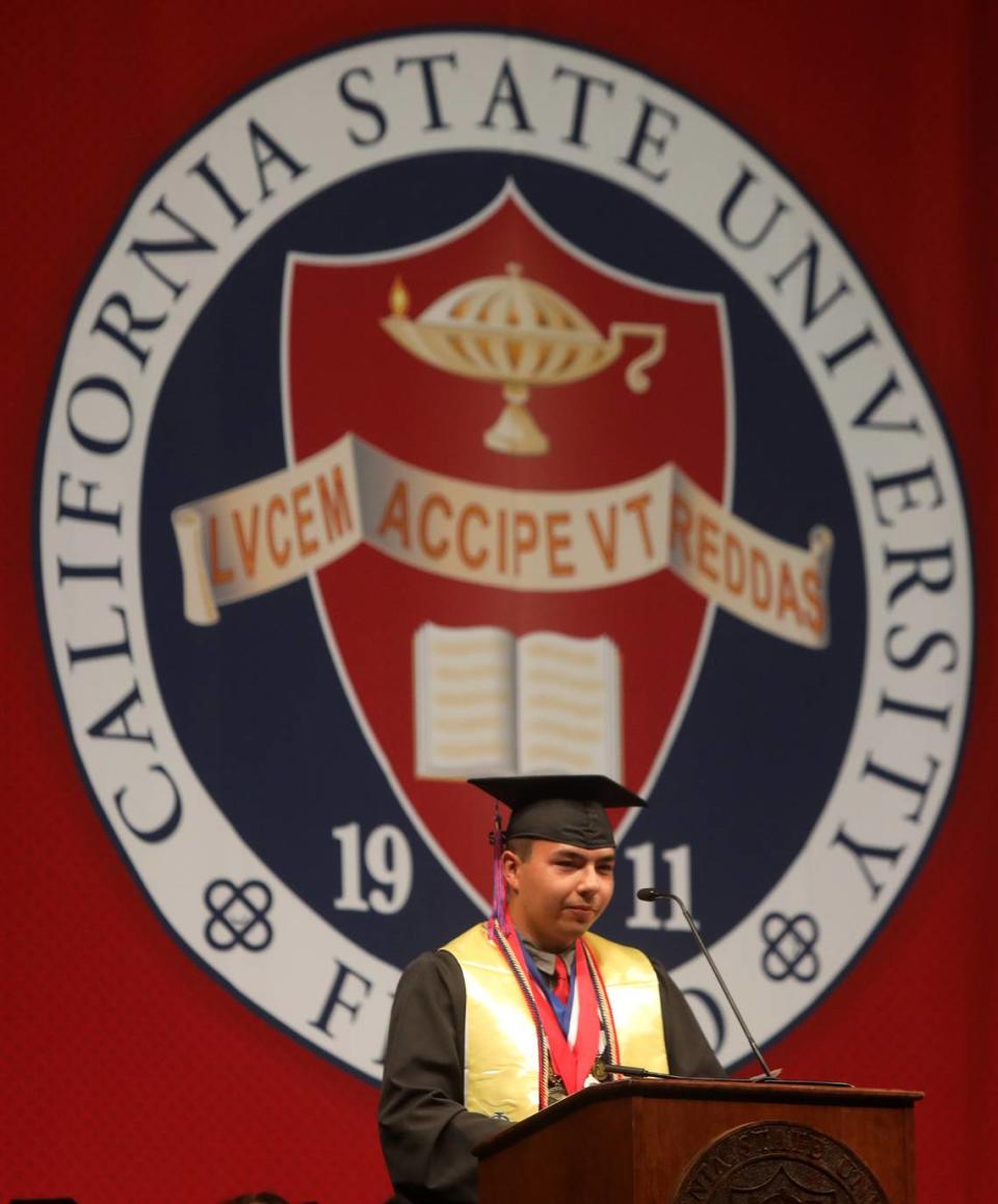 Sylas Ramos se graduó con una licenciatura en administración de empresas de Fresno State el viernes por la mañana. Fue el medallista del decano de la Escuela de Negocios Craig. JUAN ESPARZA LOERA/jesparza@vidaenelvalle.com