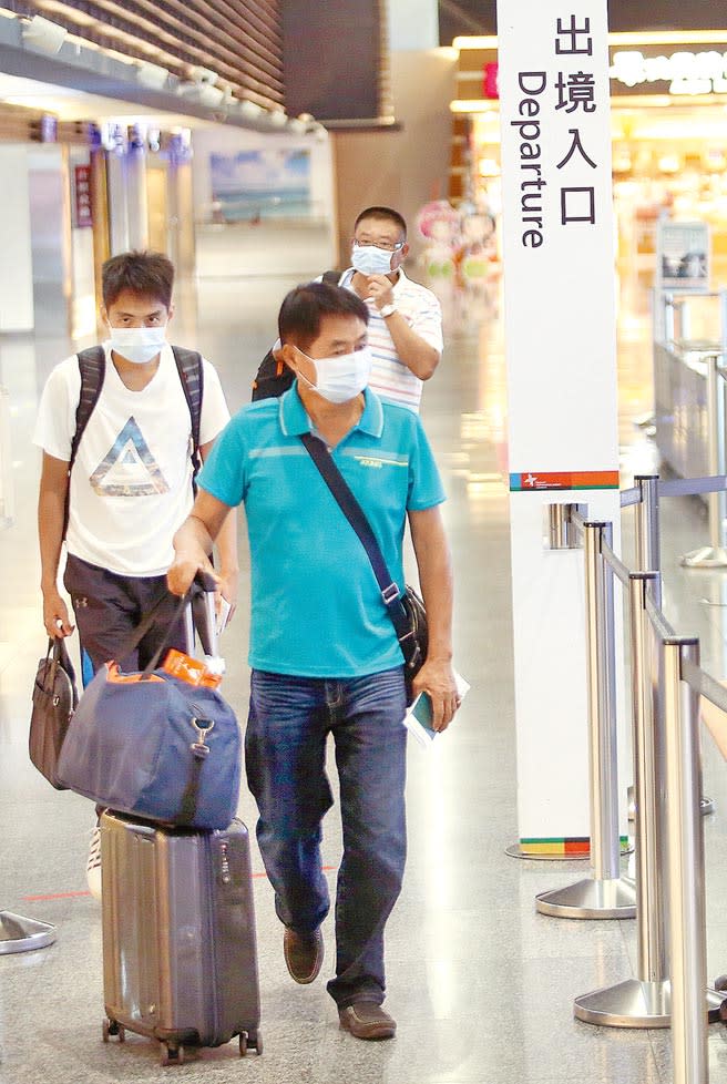 台灣禁用大陸新冠疫苗，自身若無法研發，恐面臨人員無法出境；圖為旅客準備從桃園機場第一航廈出境登機。（本報系資料照片）