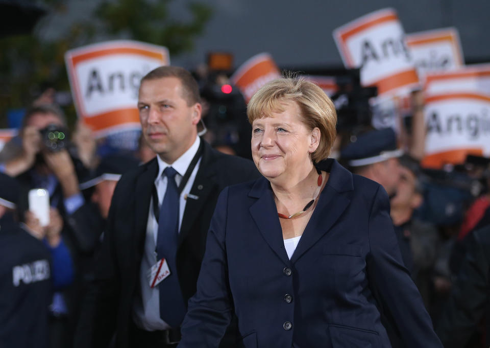 Angela Merkel traf am 1. September 2013 zum TV-Duell gegen Peer Steinbrück in einem Berliner Fernsehstudio ein. Um den Hals trug sie die sogenannte “Schlandkette”. (Bild: Getty Images)