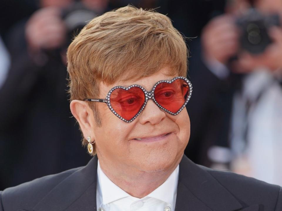 So kennt man Elton John: Der Sänger hat ein Faible für auffällige Sonnenbrillen und extravagante Bühnenoutfits. (Bild: Denis Makarenko/Shutterstock.com)