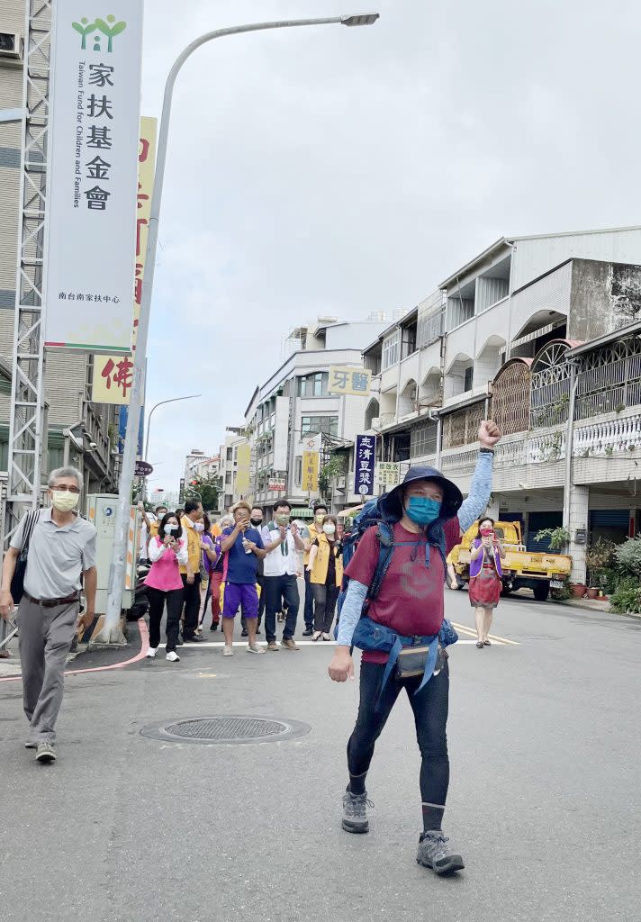 南台南家扶中心扶助的自立青年魏安全，十二日以南家扶為起點，展開「魏」愛行走徒步環島。（記者陳治交攝）