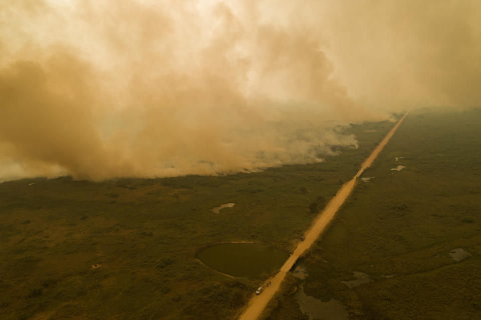 El fuego consume un área próxima a la carretera Transpantaneira en los humedales del Pantanal cerca de Pocone, estado de Mato Grosso, Brasil, el viernes 11 de septiembre de 2020. (AP Foto/Andre Penner)