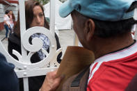 <p>Un hombre de tercera edad entrega una carta para Andrés Manuel López Obrador a través de su secretaria quien atiende a todos los simpatizantes que acuden al lugar.<br>FOTO: ANDREA MURCIA /CUARTOSCURO.COM </p>