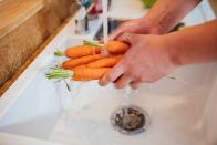 Entfernen Sie nach dem Einkauf immer zuerst das Grün am Ende der Möhren - das entzieht ihnen nämlich die Feuchtigkeit. Am besten lagern Sie Karotten im Gemüsefach des Kühlschranks. Dort kann das Wurzelgemüse bis zu vier Wochen lang aufbewahrt werden. (Bild: iStock / Pascal Skwara)