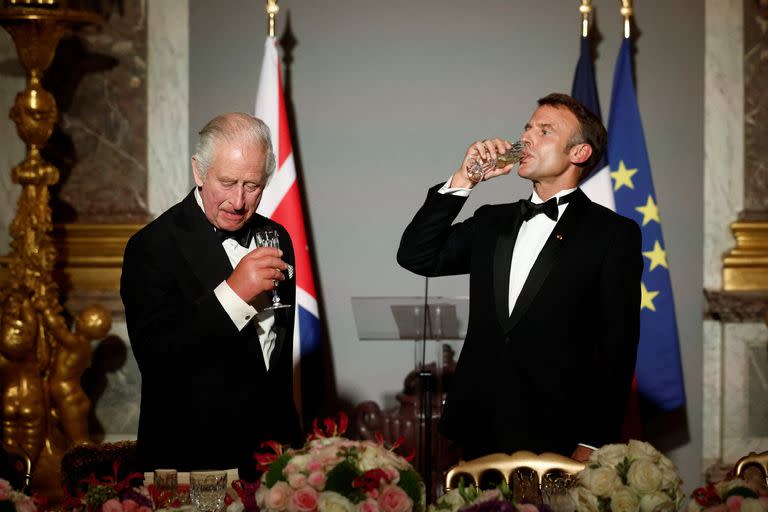 El rey Carlos III y el presidente francés, Emmanuel Macron, brindan durante un banquete de Estado en el Palacio de Versalles, al oeste de París, el 20 de septiembre de 2023. (BENOIT TESSIER / POOL / AFP)