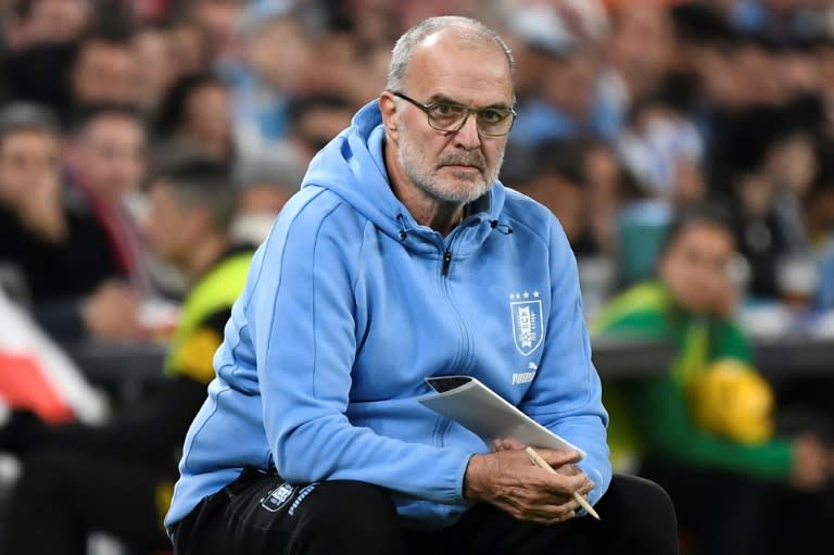 El entrenador de Uruguay, Marcelo Bielsa, observa el partido amistoso de fútbol internacional entre País Vasco y Uruguay en el estadio de San Mamés de Bilbao, el 23 de marzo de 2024. (ANDER GILLENEA)