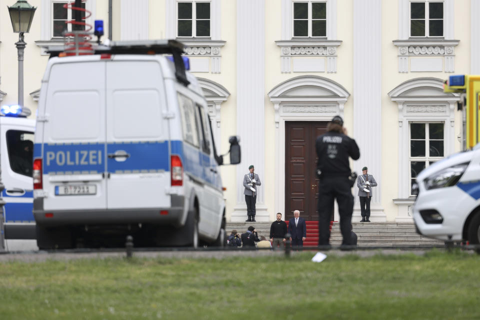 Der ukrainische Präsident Selenskyj wird von Bundespräsident Frank Walter Steinmeier vor dem Schloss Bellevue begrüßt (Bild: Jörg Carstensen/dpa)