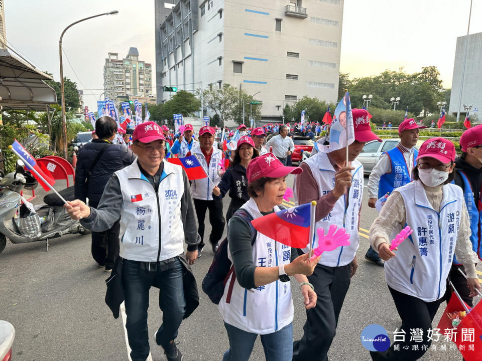 支持者一路高呼總統立委都選3南投未來有靠山。（記者扶小萍攝）