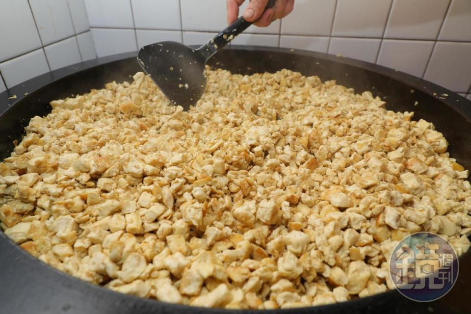 板豆腐丁要壓出水分再炒過，比較不容易酸敗。
