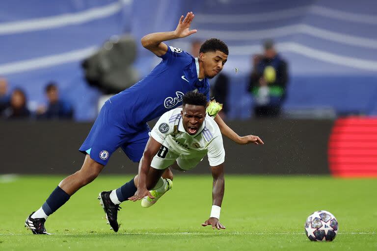 Wesley Fofana en una acción contra Vinícius Jr., de Real Madrid; el defensor francés habló con la prensa sobre la charla con Enzo Fernández y aclaró la situación.