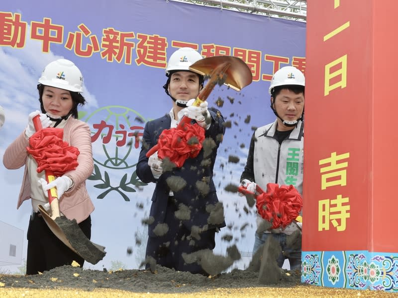 蔣萬安主持力行國小活動中心開工動土（2） 台北市長蔣萬安（中）11日出席主持文山區力行國小 活動中心新建工程開工動土典禮，與民進黨台北市議 員簡舒培（左）、王閔生（右）等貴賓一同執鏟，祈 求工程平安順利。 中央社記者張皓安攝  113年3月11日 