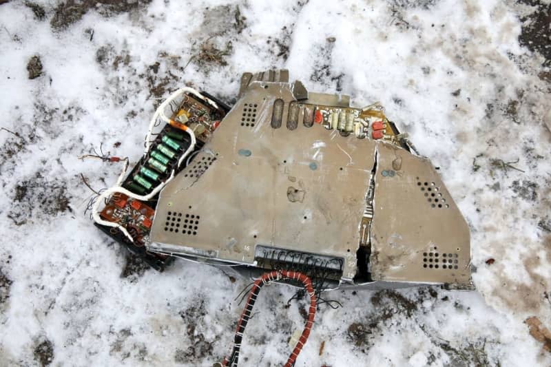 A fragment of a Russian missile with electronic components lies in the snow. --/Ukrinform/dpa