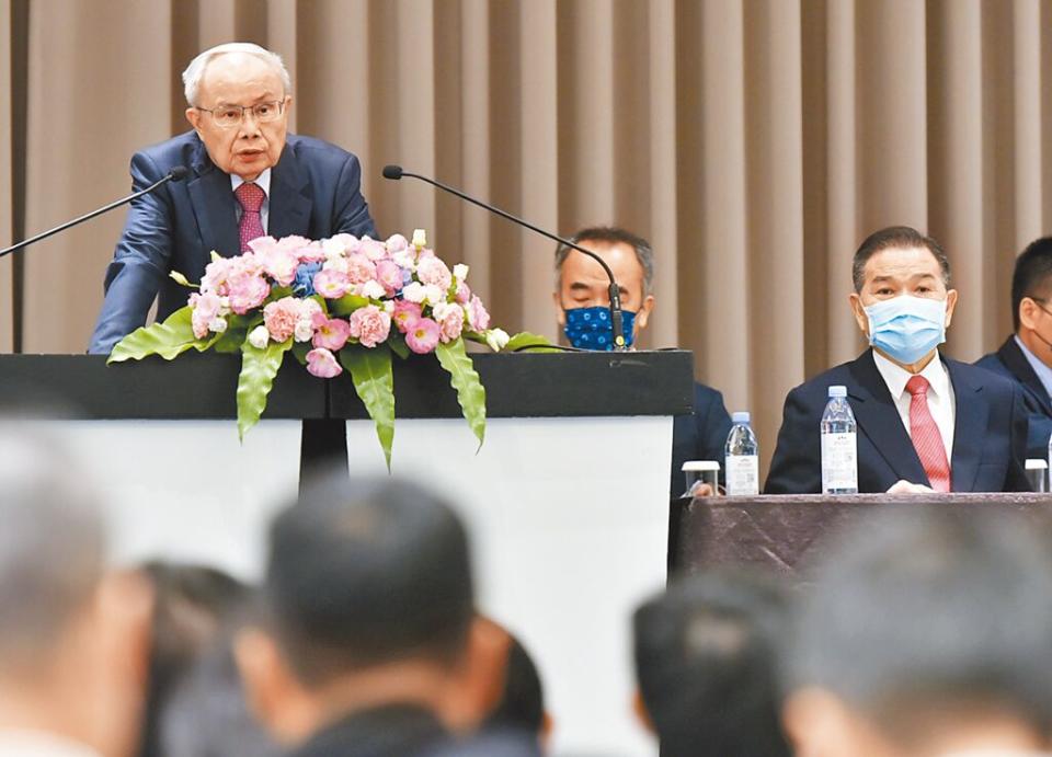 台灣化學纖維26日舉行股東會，台化董事長洪福源（左）表示，若地緣衝突不再惡化，油價能穩定在每桶八十美元上下，外貿需求與經濟可望回溫，石化產品價格將隨著需求而擺脫谷底，因此樂觀看待下半年。圖／顏謙隆