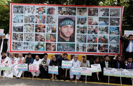 Supporters of All Parties Hurriyat (Freedom) Conference (APHC) chants slogans to condemn the violence in Kashmir during a demostration in Islamabad, Pakistan, July 25, 2016. REUTERS/Faisal Mahmood