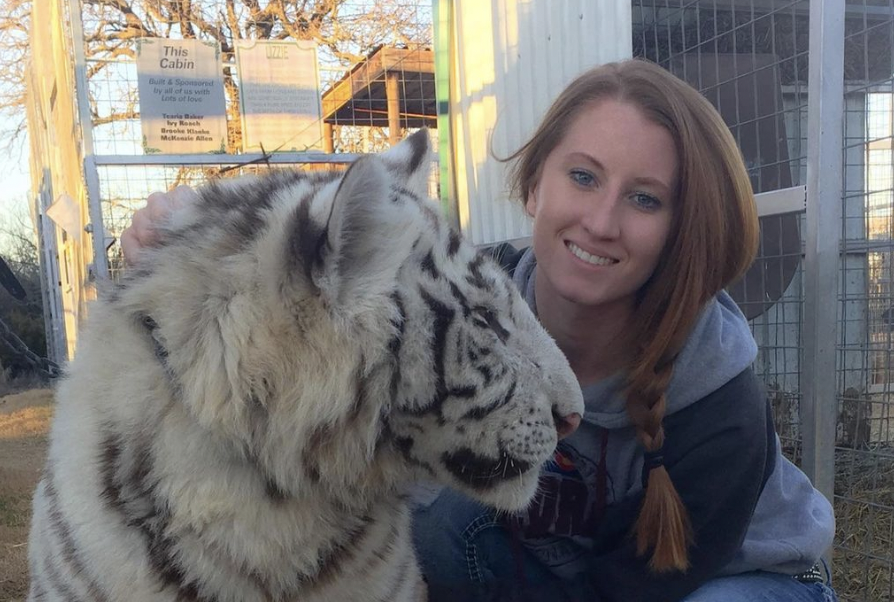 Lauren Lowe poses with a tiger (TigerKingPark/Instagram)