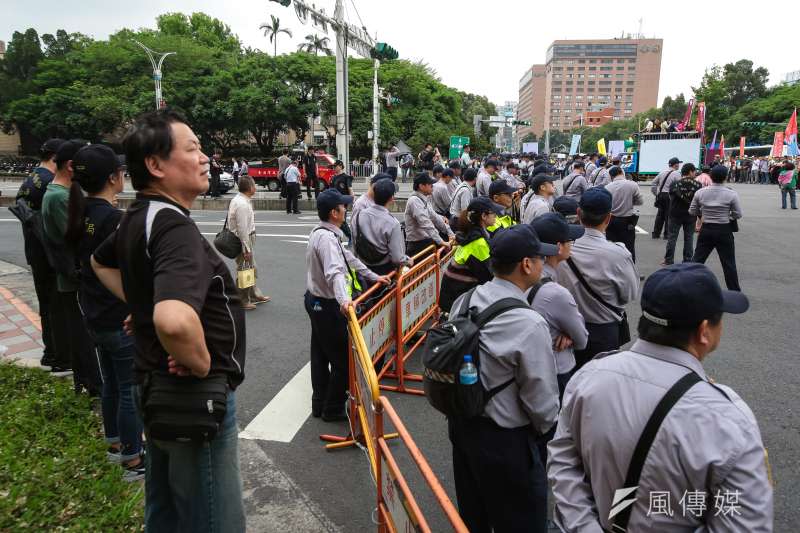 20180424-退休警消人員24日舉行警消不服從遊行，大批警力於行政院前待命。（顏麟宇攝）