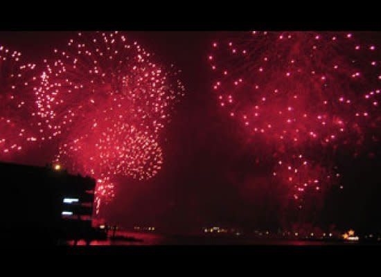 <strong>SCORE: 92</strong>    <a href="http://social.macys.com/fireworks2011/?cm_mmc=VanityUrl-_-fireworks-_-n-_-n" target="_hplink">Macy's annual firework show</a> over the Hudson River regularly attracts around 2 million people, but vantage points are scattered all over the West Side and New Jersey so the crowd doesn't get too thick. The 26-minute show, which sets off approximately 75,000 pounds of fireworks, begins between 9 p.m. and 9:20. 23rd-59th Street along the West Side highway will be closed to traffic beginning at 4 p.m., so head over and nab a seat early - they fill up fast.    Photo: <a href="http://www.flickr.com/photos/1987porsche944/182777048/in/photostream/" target="_hplink">1987porsche944</a>/Flickr