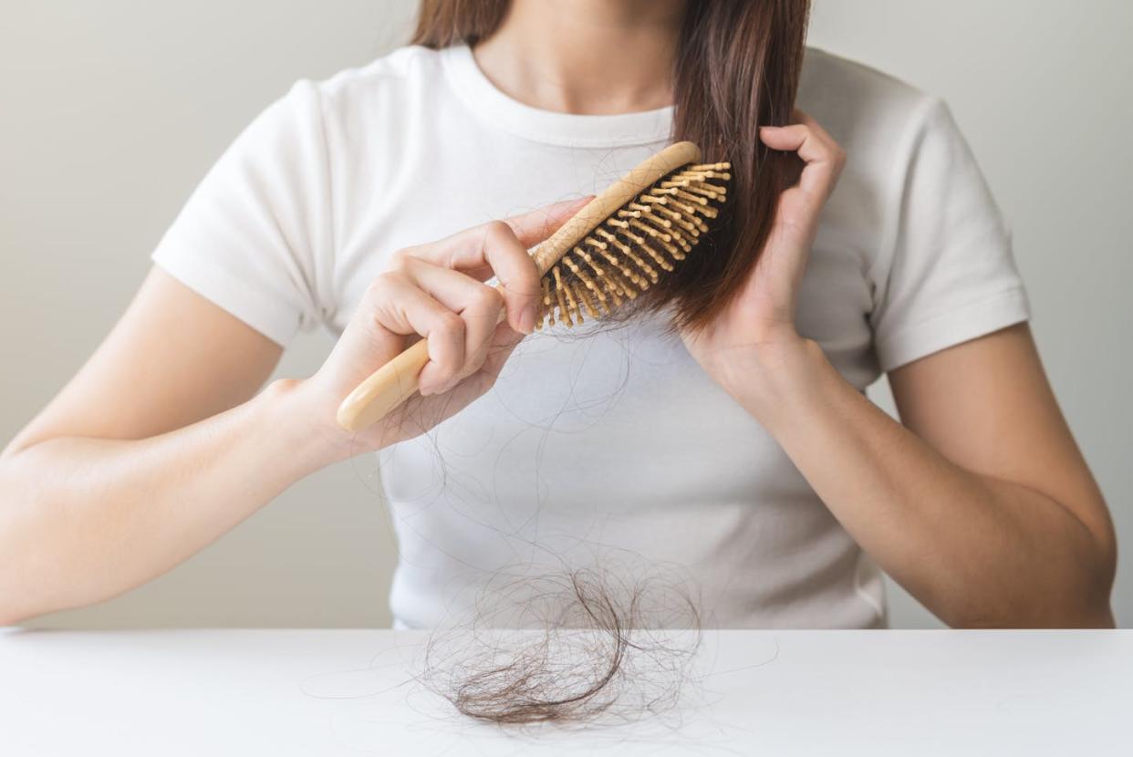 La genética, las hormonas y la edad pueden afectar al crecimiento de nuestro cabello. <a href="https://www.shutterstock.com/image-photo/damaged-hair-frustrated-asian-young-woman-2403657911" rel="nofollow noopener" target="_blank" data-ylk="slk:Kmpzzz/ Shutterstock;elm:context_link;itc:0;sec:content-canvas" class="link ">Kmpzzz/ Shutterstock</a>