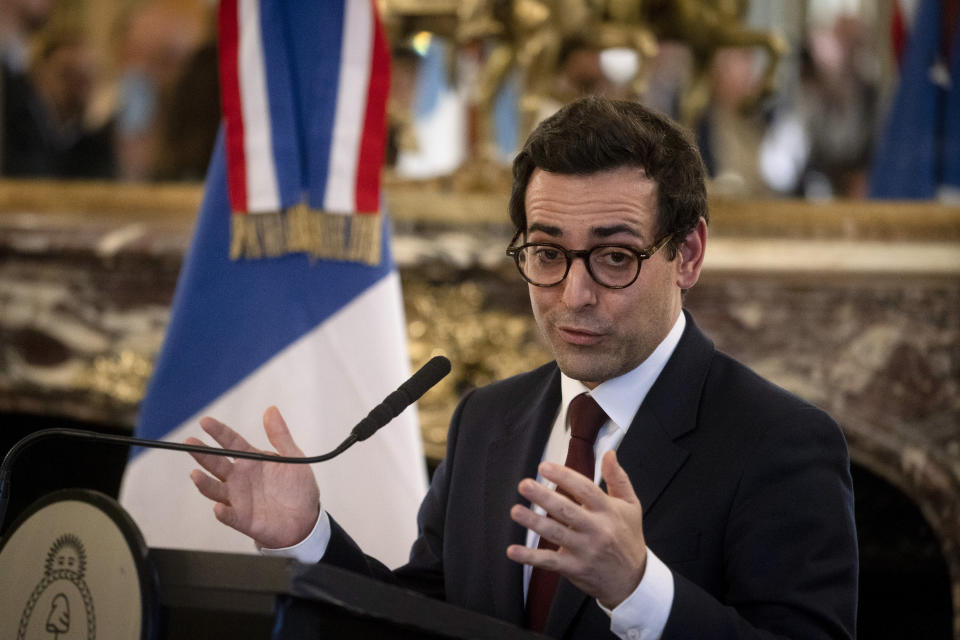 El canciller de Francia, Stéphane Séjourné, en su intervención durante una conferencia de prensa conjunta con la canciller argentina, Diana Mondino, en Buenos Aires, el lunes 19 de febrero de 2024. (AP Foto/Víctor R. Caivano)