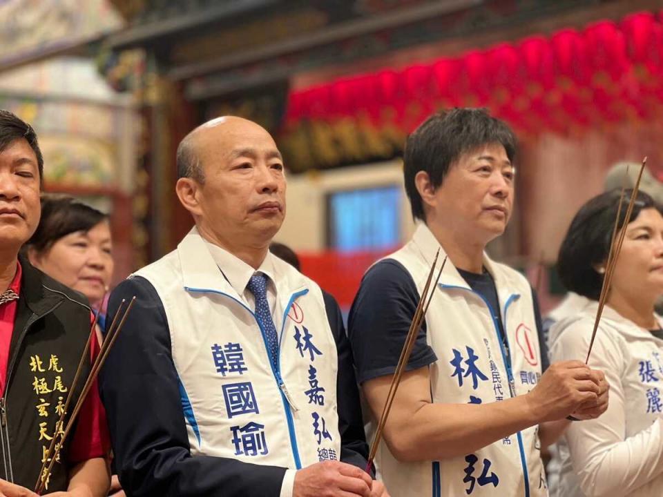 立法院長韓國瑜陪同國民黨虎尾鎮長候選人林嘉弘一起參拜廟宇。   圖：林嘉弘臉書