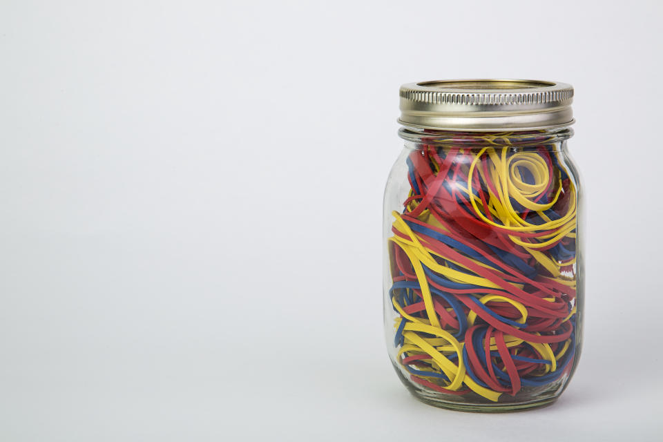 Ein Gummiband ist ein echtes Allround-Talent im Haushalt. (Bild: Getty Images)