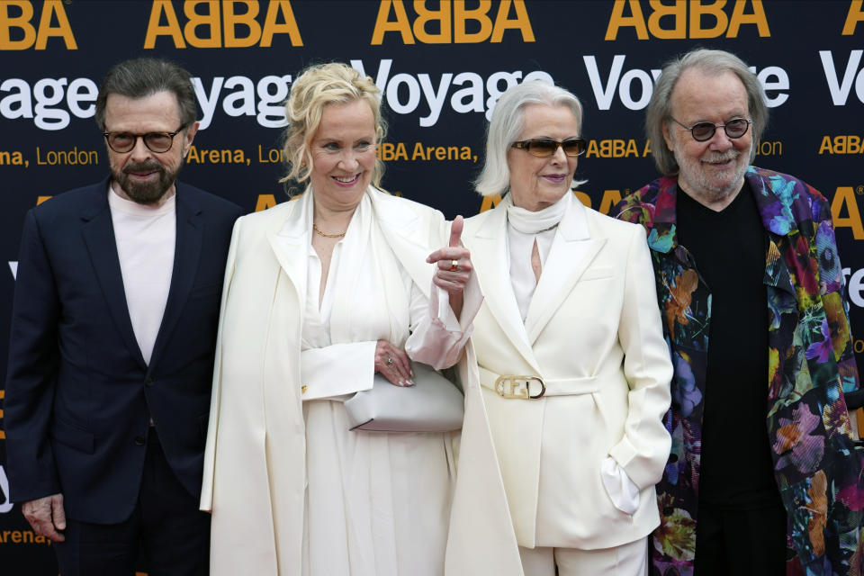 ARCHIVO - Los miembros de ABBA, de izquierda a derecha, Bjorn Ulvaeus, Agnetha Faltskog, Anni-Frid Lyngstad y Benny Andersson llegan al concierto ABBA Voyage en la Areina ABBA en Londres el jueves 26 de mayo de 2022. Los miembros de ABBBA fueron condecorados con la Real Orden del Vasa de manos del rey de Suecia el viernes 31 de mayo de 2024. (Foto AP/Alberto Pezzali, archivo)