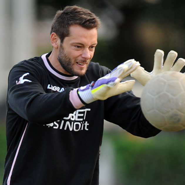 Nom: Alexandros Tzorvas<br>Poste: Gardien<br>Date de naissance (Âge): 12/08/1982 (29)<br>Numéro: 12<br>Club: Palermo (Italie ITA)