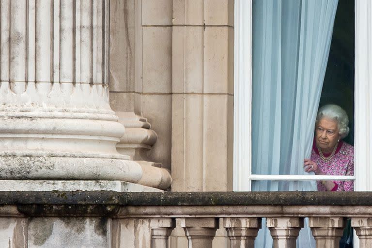 La Reina Isabel II mira por la ventana del Palacio de Buckingham antes de asistir al Almuerzo Patronal en honor al 90 cumpleaños de la Reina, 12 de junio de 2016