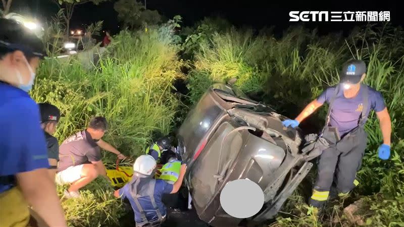 一輛休旅車疑失控自撞變電箱衝，隨後栽進排水溝內，車上兩人身亡。（圖／翻攝畫面）