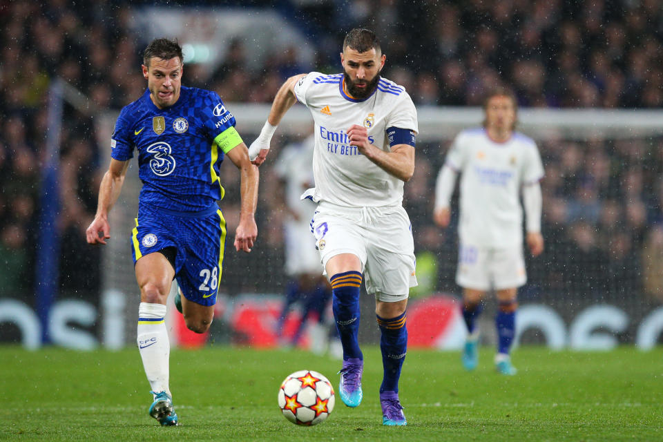 LONDON, ENGLAND - APRIL 06: Karim Benzema of Real Madrid holds off the challenge from Cesar Azpilicueta of Chelsea during the UEFA Champions League Quarter Final Leg One match between Chelsea FC and Real Madrid at Stamford Bridge on April 6, 2022 in London, United Kingdom. (Photo by Craig Mercer/MB Media/Getty Images)