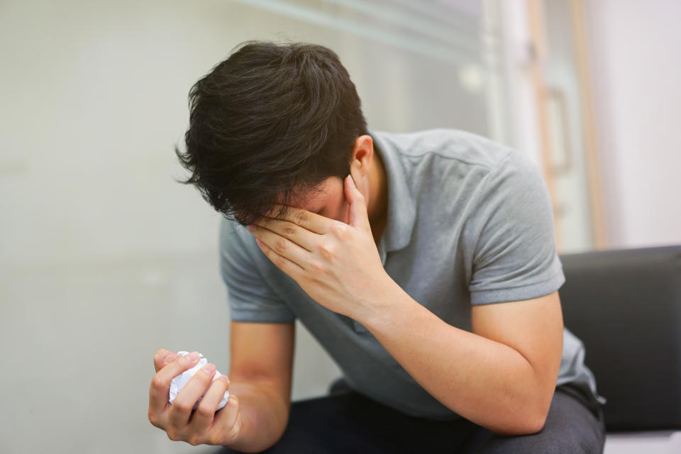 Los hombres 'exhaustos' debido al estrés, la fatiga o la desmotivación son más propensos a sufrir ataques cardíacos según un estudio europeo reciente. (Foto: Getty)