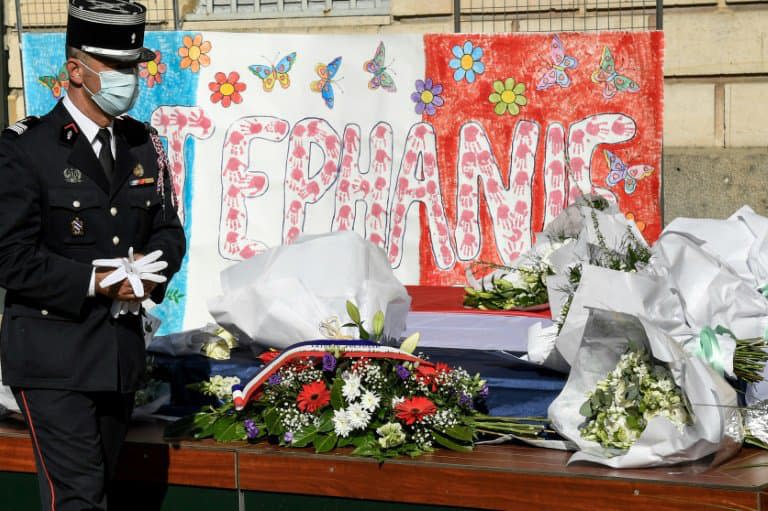 Un policier rend hommage à Stéphanie Monfermé, lors d'une cérémonie organisée devant l'hôtel de ville de Rambouillet (Yvelines) le 26 avril 2021  - BERTRAND GUAY © 2019 AFP