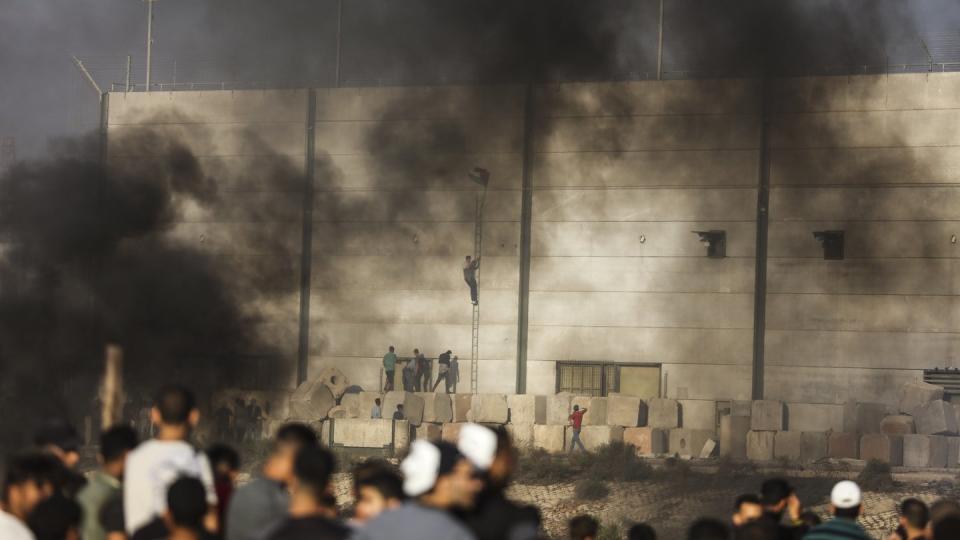 Palästinensische Demonstranten bei Auseinadersetzungen mit israelischen Soldaten an der Grenze zu Israel. Foto: Wissam Nassar