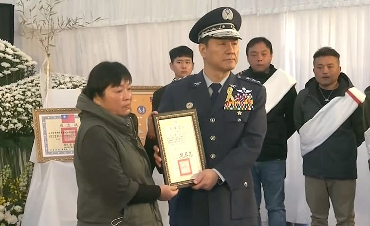 告別式上，軍方特頒軍種獎狀，並進行覆蓋國旗榮典。（圖／東森新聞）