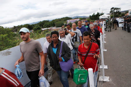 People queue to try to cross into Colombia from Venezuela via the Simon Bolivar international bridge in Cucuta, Colombia August 8, 2018. REUTERS/Luisa Gonzalez