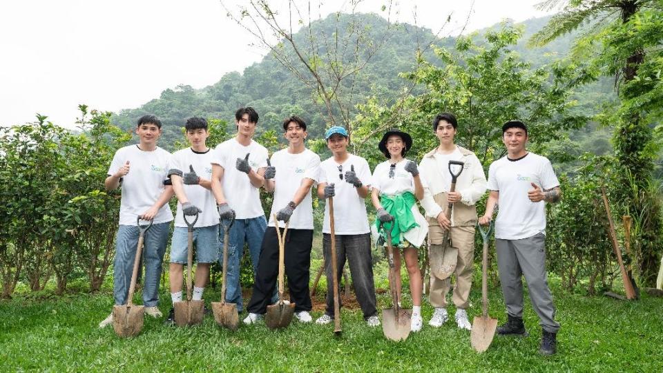 左起盧學叡、鍾岳軒、黃柏峰、修杰楷、楊銘威、楊晴、林子閎、黃一峯WIND一起為永續發展盡心力。（圖／TVBS）