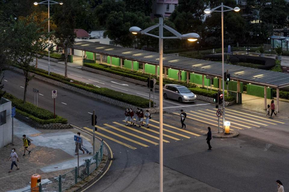 去年11月3日深夜，周梓樂拍攝尚德邨這一個十字路口上的警方防線，並把照片發給朋友。