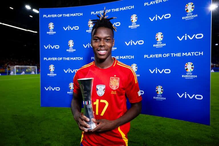 Nico recibió el premio al mejor jugador del partido que España le ganó a Italia, según la UEFA; el delantero se destaca por sus gambetas, sus cambios de ritmo y su velocidad.