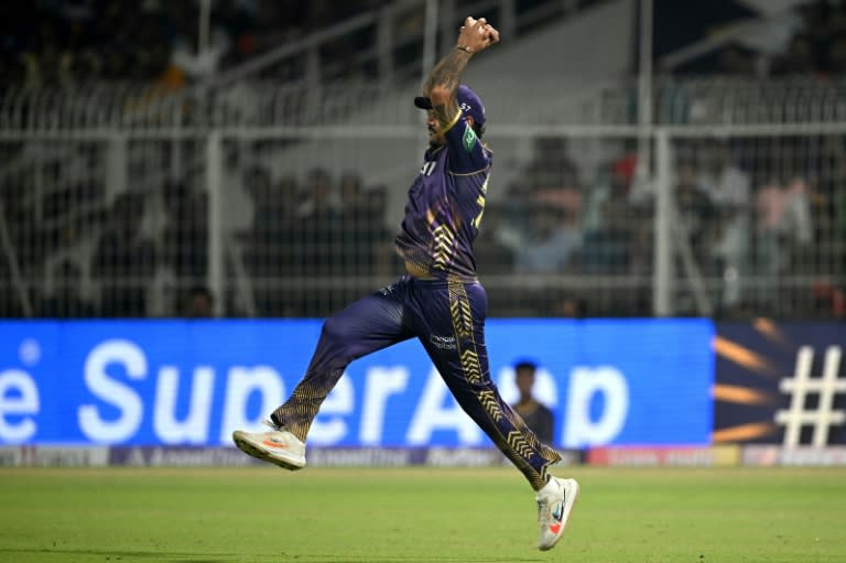 Sunil Narine takes a catch to dismiss Rajasthan Royals captain Sanju Samson (DIBYANGSHU SARKAR)