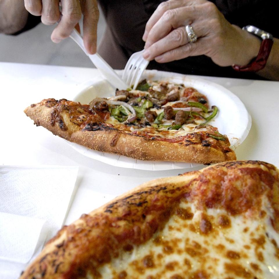 A pizza-sauce robot makes Costco pies super tasty