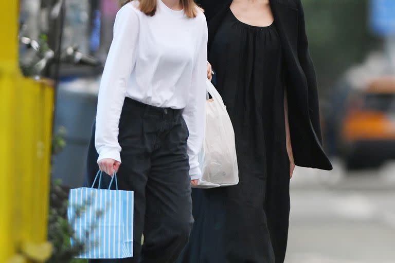 Elegante como siempre, Angelina Jolie optó por un vestido negro largo que combinó con un blazer al tono y stilettos nude. En cambio, su hija Vivienne eligió un look más adolescente con pantalones estilo cargo, remera blanca y zapatillas Converse