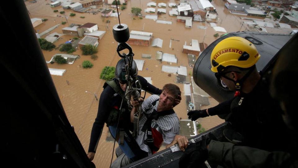 Un hombre es rescatado por un helicóptero 