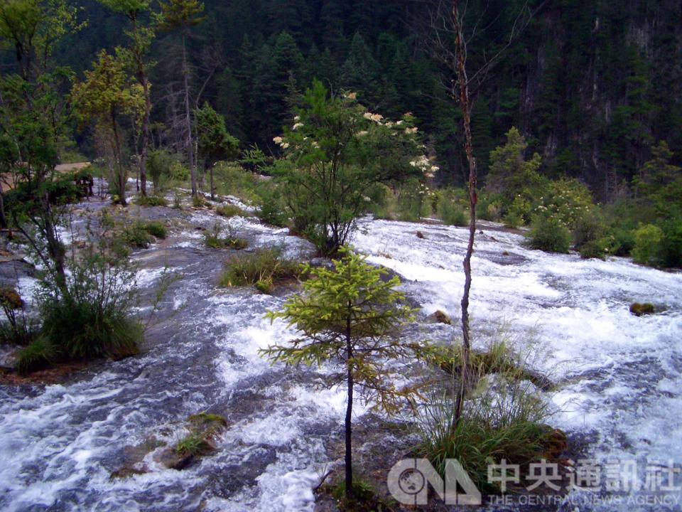 圖為九寨溝地震前的美麗景致。(資料照)