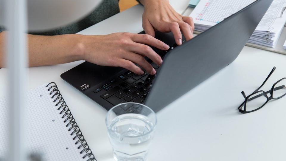 Heimischer Schreibtisch statt Büro: Weist der Arbeitgeber an, von zu Hause aus zu arbeiten, kann er Beschäftigten die Kosten steuerfrei erstatten.