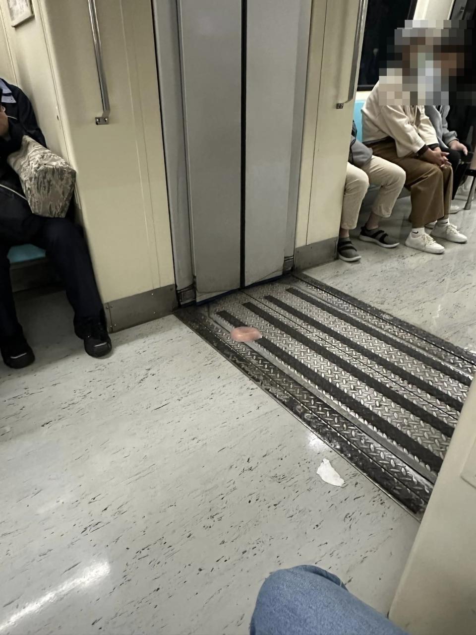 有網友搭乘捷運板南線時，發現車廂地板上有乘客遺失的矽膠「NuBra」。（翻攝自爆廢1公社）