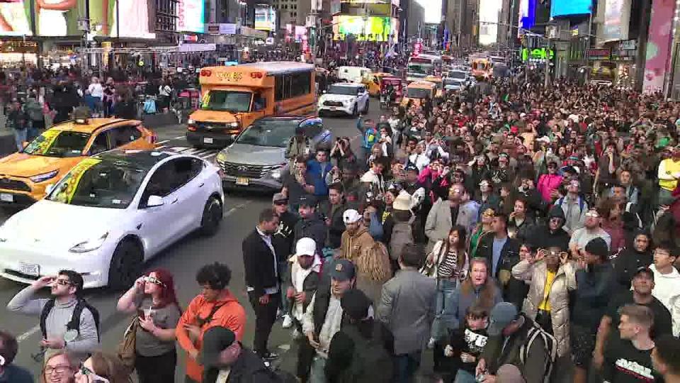 <div>Hundreds of people gathered in Times Square in Manhattan to witness the total solar eclipse.</div>