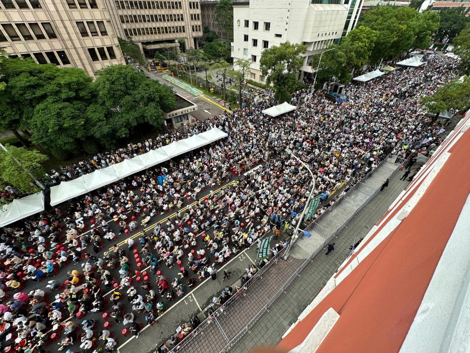 立法院周邊濟南路傍晚時已擠滿聲援民眾，現場喊出已有2萬人聚集。林啟弘攝