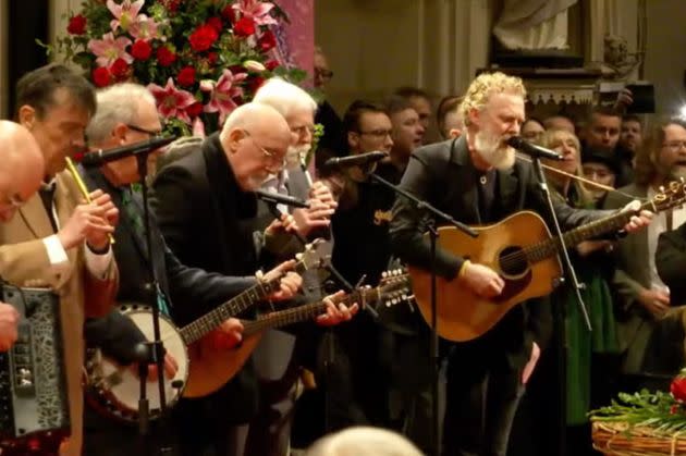 Irish singer Glen Hansard leads the rendition of Fairytale of New York at Shane MacGowan's funeral.