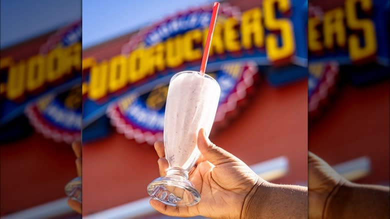 Fuddruckers shake and sign 